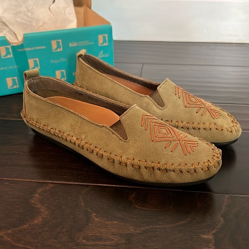 Hush Puppies olive leather loafer NIB 7